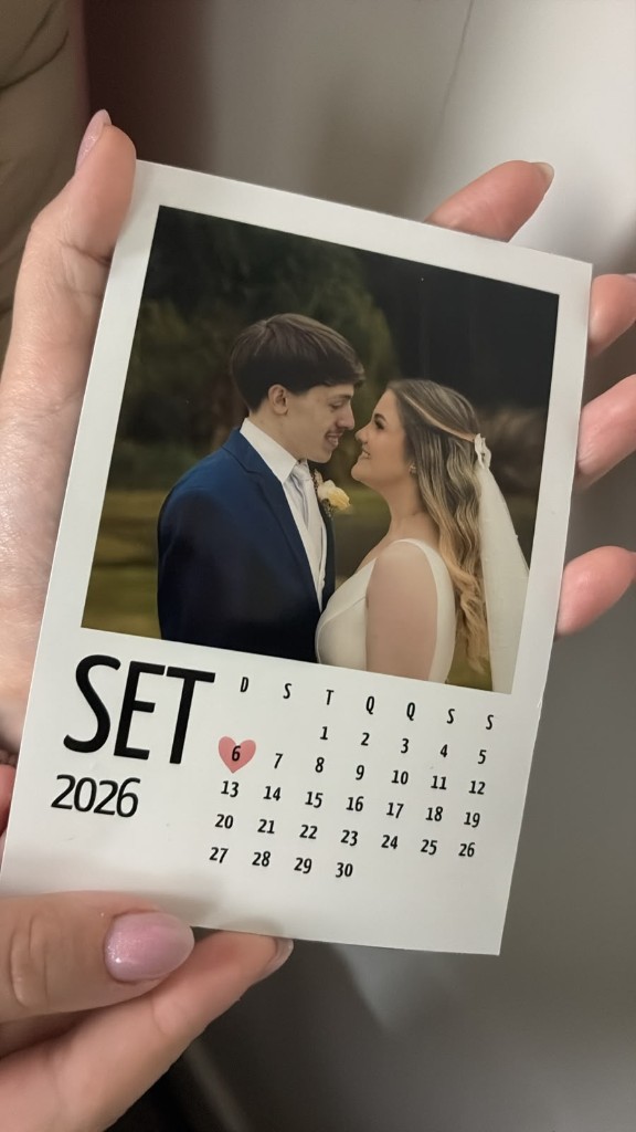Calendário ímã em formato polaroid com data especial marcada