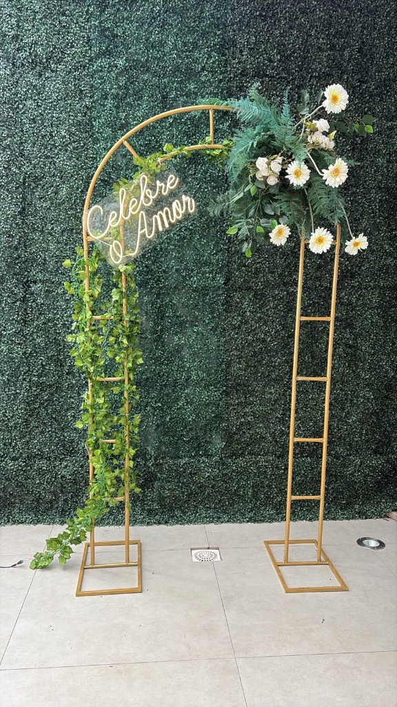 Fundo instagramável com arco dourado e neon Celebre o Amor